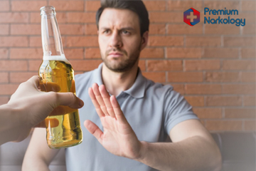 Мужчина отказывается от алкоголя